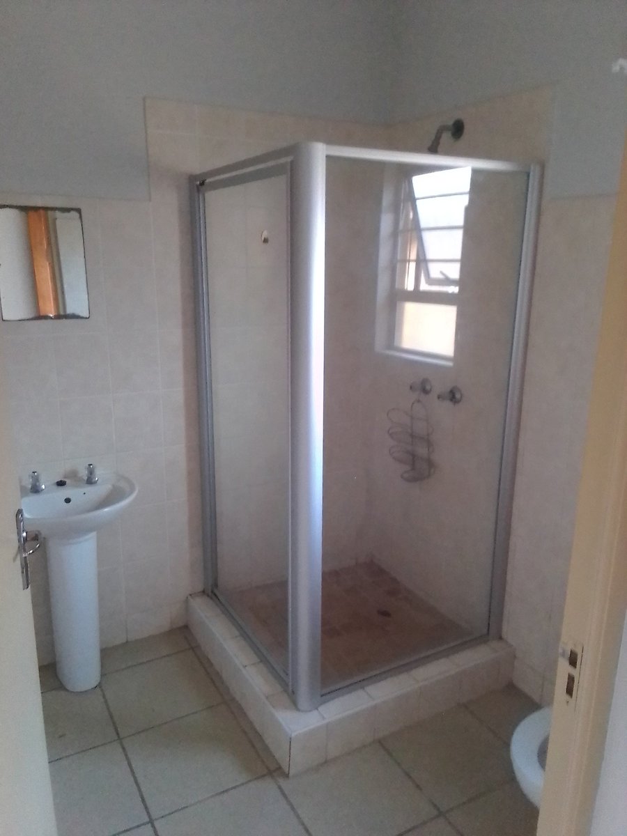 Batchelor Flat available in Margate KZN extension 2. It's 2min walk to Hibiscus mall and 3min walk to Margate Netcare private hospital. Very neat and recently painted. DM me for more info.