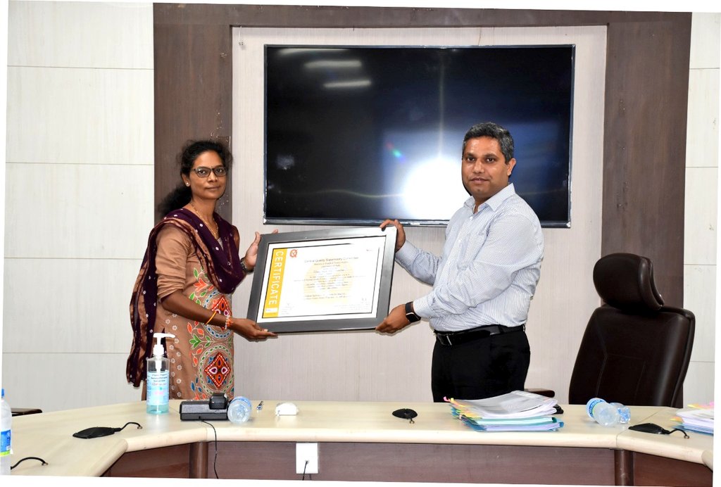 CollectorArv's tweet photo. મેટરનલ ડેથ કેસના પરિવારજનો સાથે વાત કરીને તેમને હોસ્પિટલમાં મળતી સારવાર અંગે માહિતી મેળવી.આરોગ્ય વિભાગના ઉચ્ચ ગુણવત્તા સભર કામ કરનાર PHCના મેડિકલ ઓફિસરો સન્માનિત કર્યા.
@MoHFW_INDIA
@nkmeenaias @MoHFW_GUJARAT @CMOGuj @pkumarias https://t.co/5IyW1exSLM