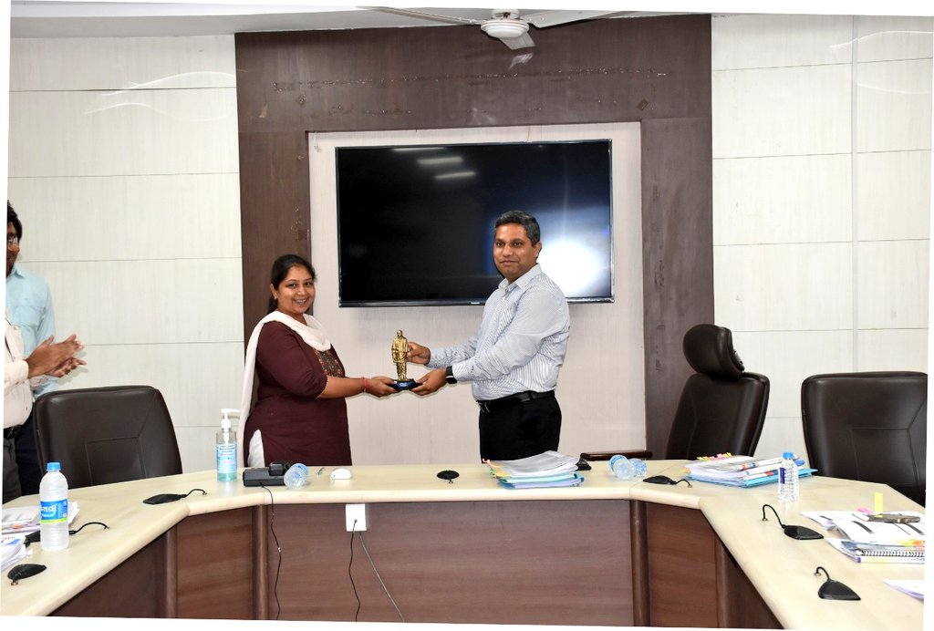 મેટરનલ ડેથ કેસના પરિવારજનો સાથે વાત કરીને તેમને હોસ્પિટલમાં મળતી સારવાર અંગે માહિતી મેળવી.આરોગ્ય વિભાગના ઉચ્ચ ગુણવત્તા સભર કામ કરનાર PHCના મેડિકલ ઓફિસરો સન્માનિત કર્યા.
<a href="/MoHFW_INDIA/">Ministry of Health</a>
<a href="/nkmeenaias/">Dr.Narander kumar Meena, IAS</a> <a href="/MoHFW_GUJARAT/">Ministry of Health</a> <a href="/CMOGuj/">CMO Gujarat</a> <a href="/pkumarias/">Pankaj Kumar</a>