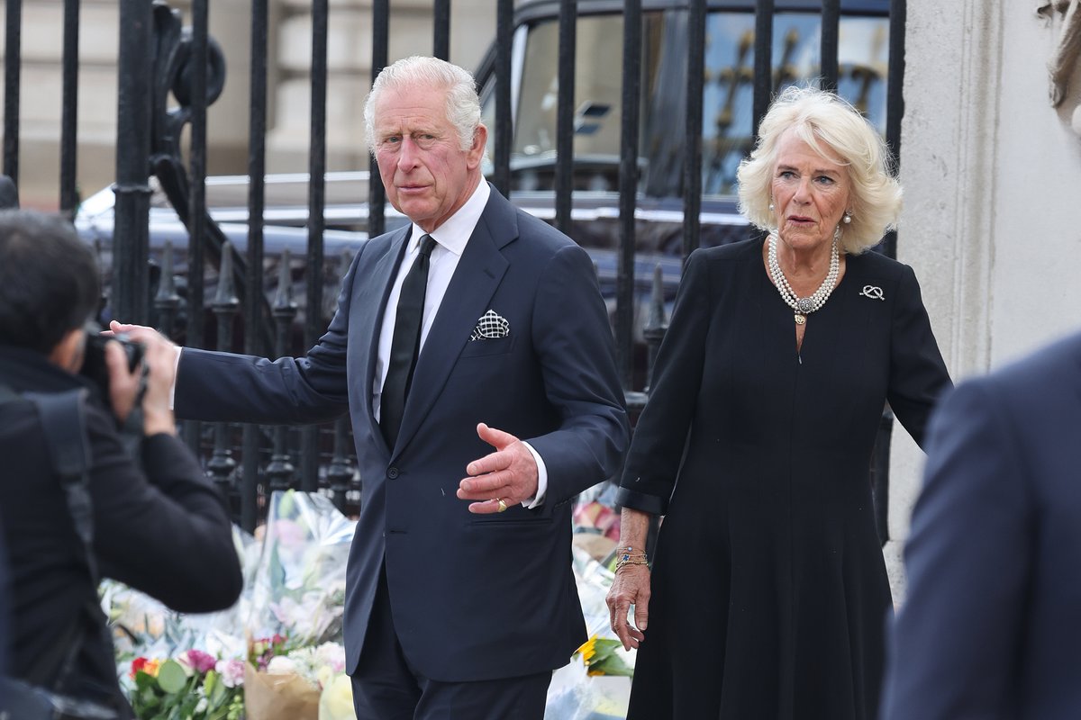 myldn's tweet photo. 👑Today, he and Queen Consort Camilla jetted into London by way of RAF Northolt

🤝Charles put on a brave face as he shook hands with those mourning his mum and wishing him well alike, telling one woman 'God bless you, my darling' over her words about the Queen https://t.co/uccwp56uFl