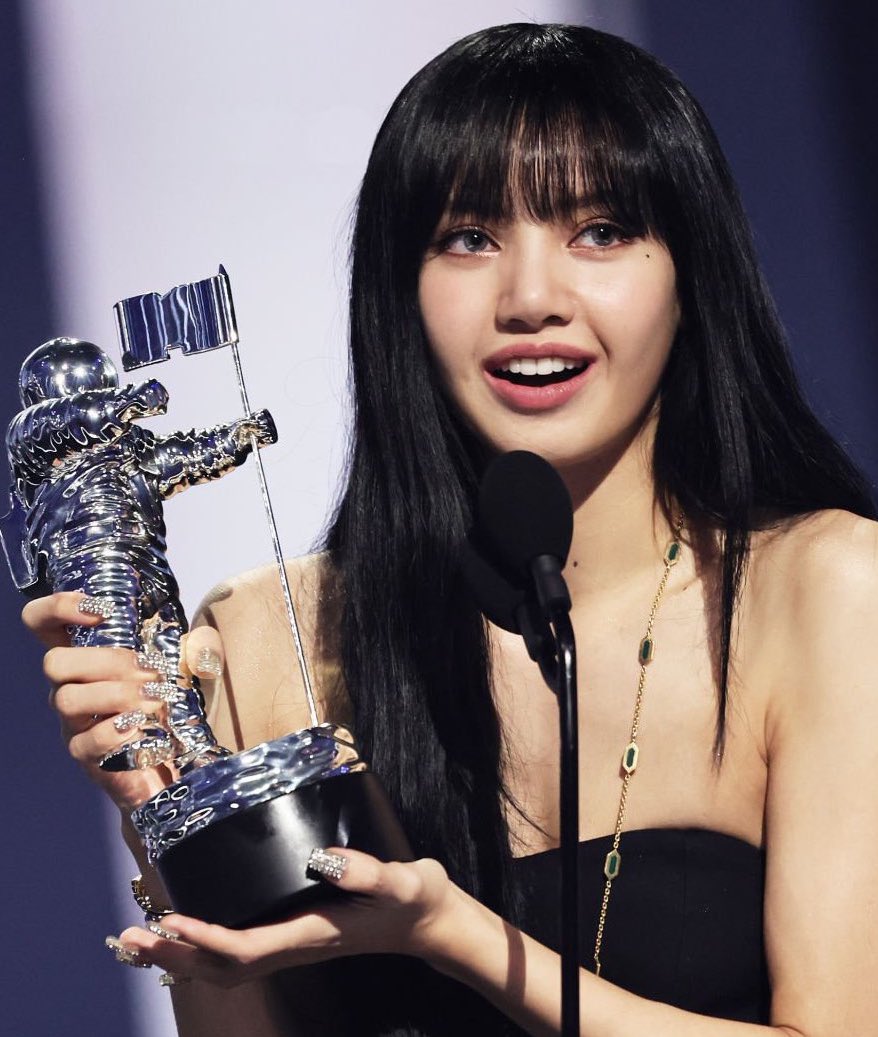 BPINKLATINO's tweet photo. Felicitaciones a nuestra increíble #LISA por su 1er aniversario debut en solitario.Quien logró romper y establecer tantos récord como solista &amp; acto femenino. Estamos muy orgullosos de ti. 

ONE YEAR OF LALISA
#LALISA1stAnniversary
#세상에게알려_라리사_일주년
#MONEY @BLACKPINK https://t.co/t6WcIJ32RG