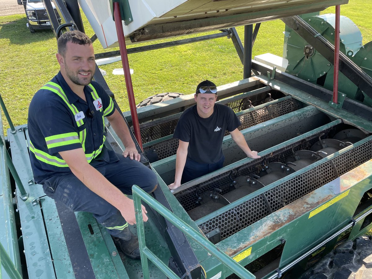 Fine-tuning the combine. Hanging out with Brad Saunders &amp; Andrew McCarthy <a href="/DeltaPowerEquip/">Delta Power Equip.</a>. Check out their tips on the next Edible Bean School ⁦<a href="/HDCAgronomy/">Hensall Co-op Agronomy</a>⁩ ⁦<a href="/realagriculture/">RealAgriculture</a>⁩