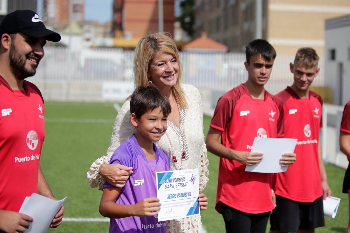 PorterosSara's tweet photo. CLINIC TECNIFICACIÓN SARA SERRAT 🧤 || 📸

La presidenta del @APHuelva , Dña. Pilar Miranda (@PresiAPHuelva) visitó a nuestros chicos y chicas en la clausura del Clinic para hacer entrega de los diplomas 📜 a tod@s nuestros participantes ✅ (1/2) https://t.co/UwbLd5LRFD