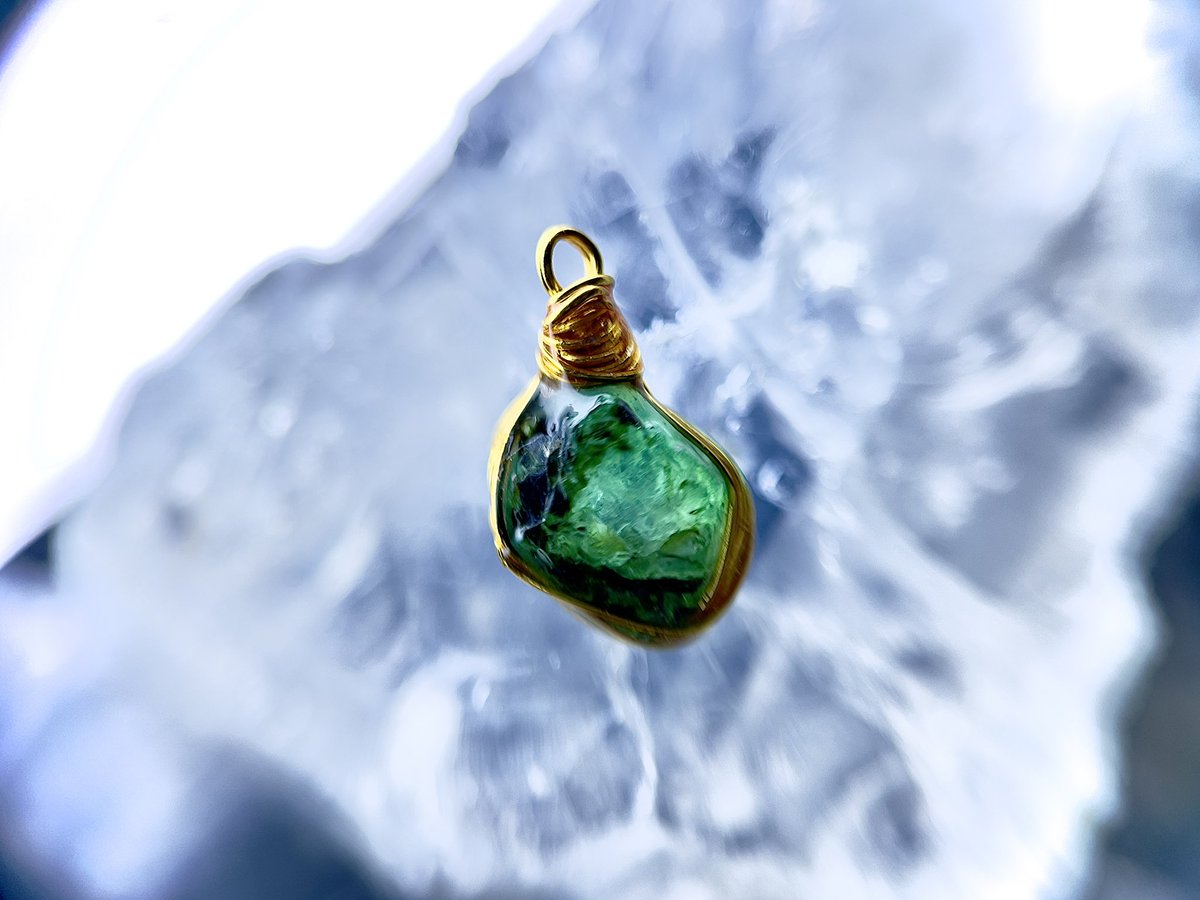 mioeanime's tweet photo. Rough  Emerald 💚
エメ��ルドの原石✨
原石をチャームにしてみたよ。 https://t.co/ZRR2I1rcGI