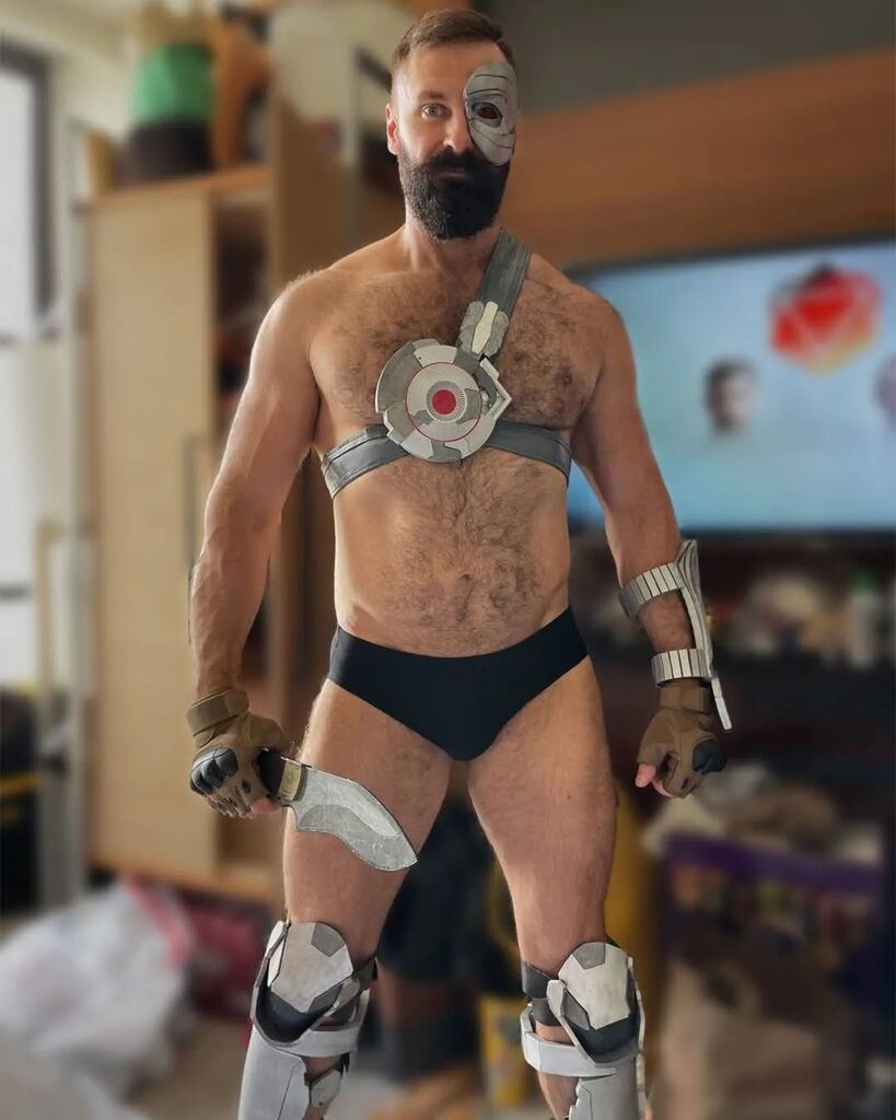 Mortal Kombat Kano cosplay (by HandleBar_ASMR on twitter) : r/gaymers