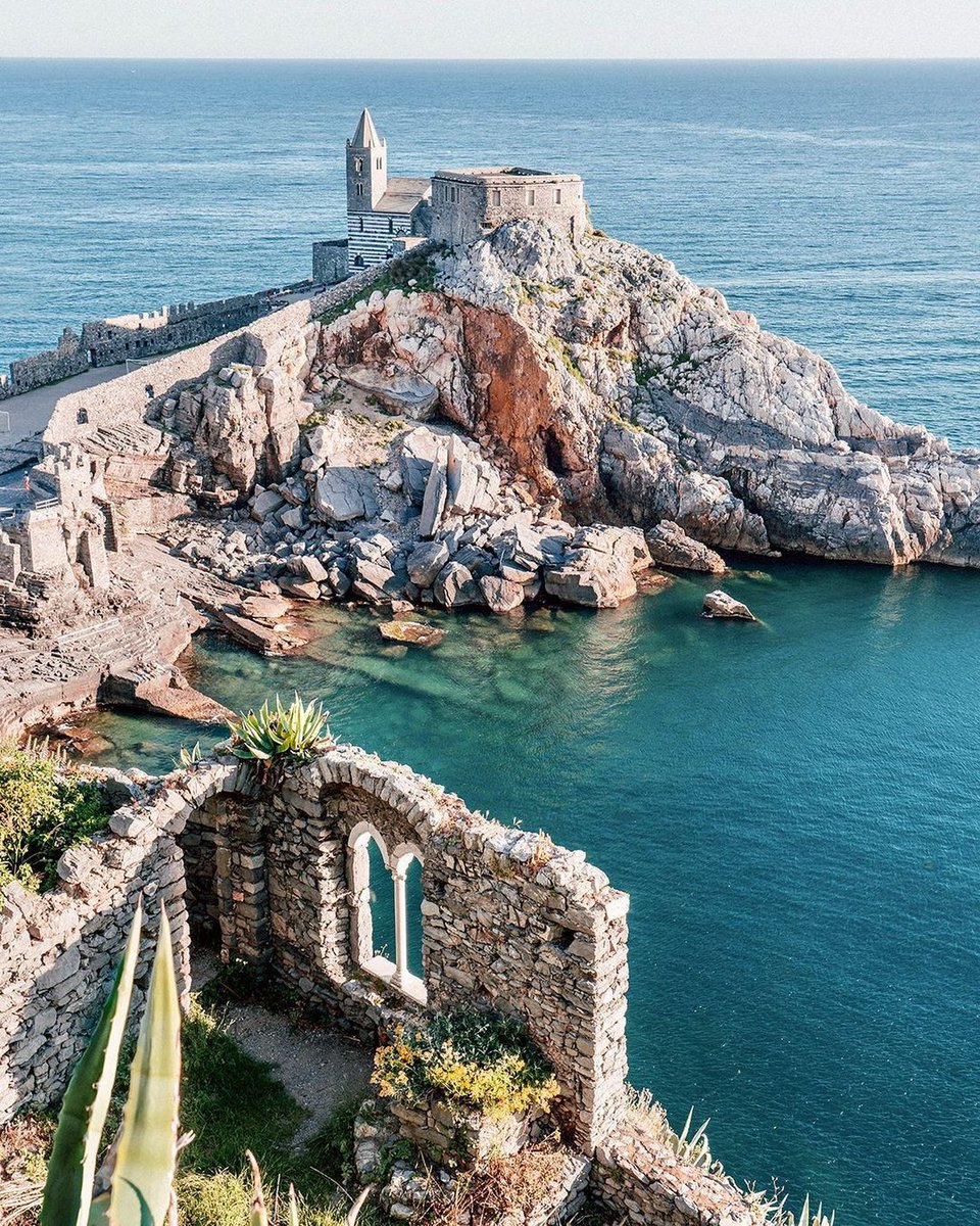 sonyitalia's tweet photo. La Chiesa di San Pietro - Portovenere, ritratta da @DianaDeLorenzi, immersa nelle acque cristalline del Mar Ligure  🌅

#Sony #SonyCreator #Alpha7IV https://t.co/Pwfl8UuzUI
