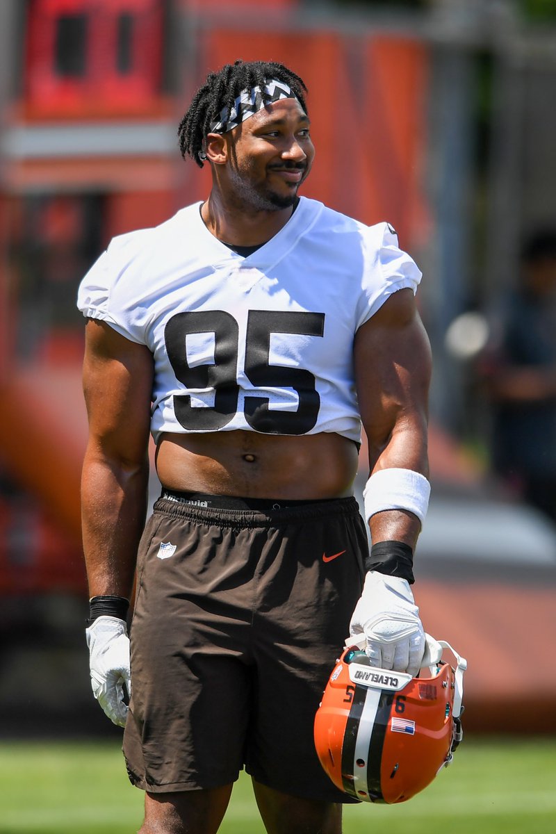 AdamSchefter's tweet photo. Browns’ DE Myles Garrett has been named the Week 1 NFLPA Community MVP after hosting his inaugural, two-day Back to School Kickoff for more than 250 kids who experience poverty in the Greater Cleveland area. He provided them with haircuts, hair styling and school supplies. https://t.co/0bINyvjrPy