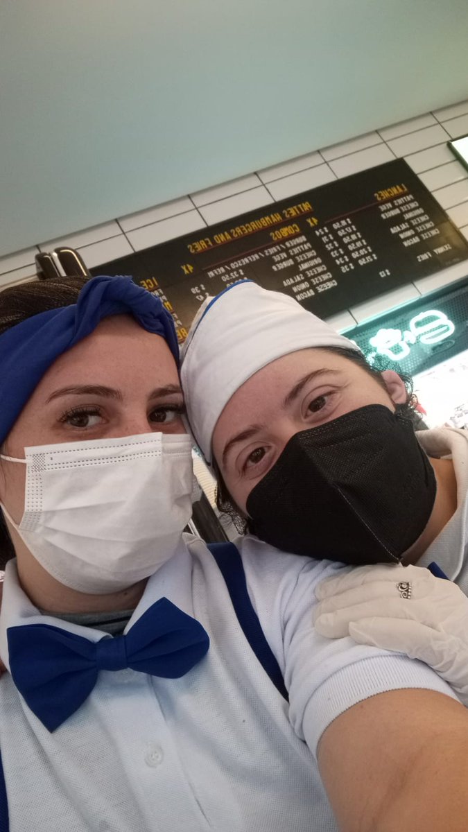 PattiesBurger's tweet photo. Hoje é aniversário da nossa funcionária mais antiga, nosso amor, nossa chefinha, única pessoa que consegue colocar na linha todo mundo. 

A Lu é a melhor pessoa do mundo, a mais talentosa, nossa estrela da Broadway! 💛💛💛💛💛

Te amamos Luuuuuu 👑🎂🎂🎉🎊🎁 https://t.co/ImGUgg5R6P