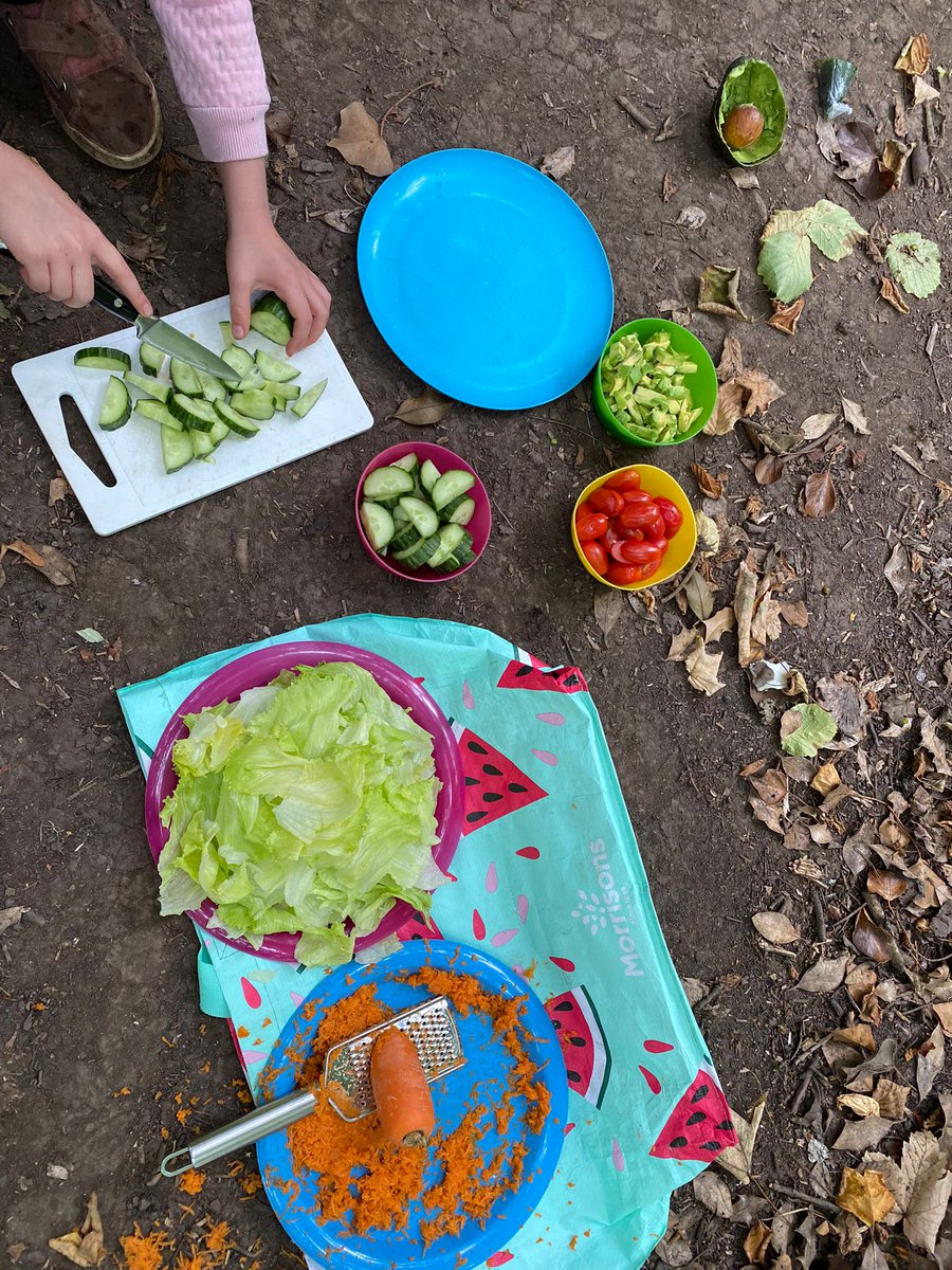 ExplorersMud's tweet photo. Some more amazing chefs who joined us for our #holidayclub #explorerdays this summer at #MudPieExplorers!
#healthyeating #forestschool #nature #outdoorlearning #natureschool #natureplay #mudpieexplorers #bristollife #bristolkids #bristoleducation #bristolschools #cookingonfire https://t.co/cMzJL0ZTpa