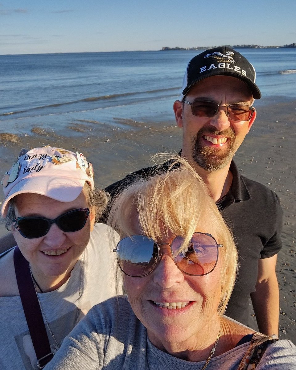 Communitas1954's tweet photo. Joan, Ash, and MaryAnn had dinner at Bianchi's Pizza and then strolled Revere Beach ๐
#WhatAPerfectDay #LifesABeach #BetterTogether #WeAreCommunitas https://t.co/Ks4U66SJmu