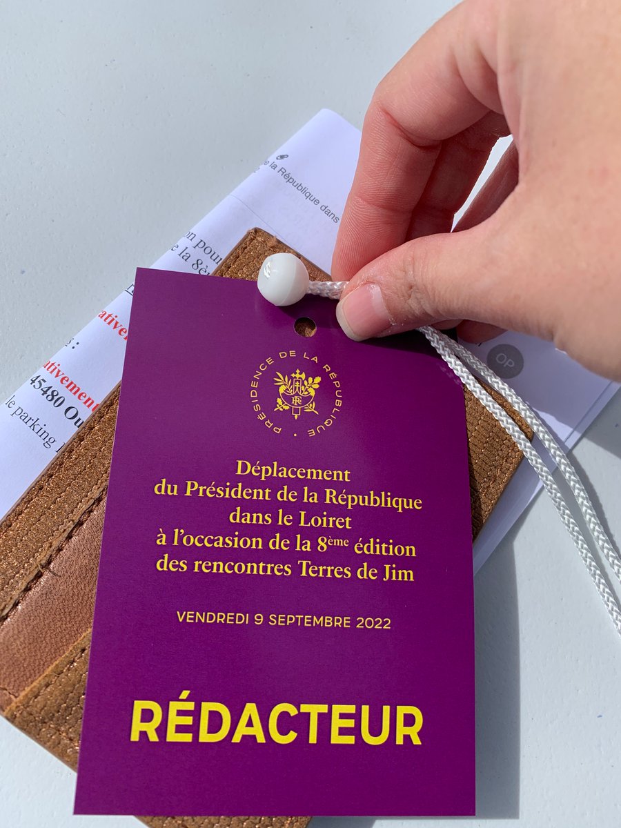 EmieLy_'s tweet photo. Et un Président, et une journaliste (pour une fois) accréditée Dans la mêlée 😎🤠✍🏻 📷 #presse #agriculture #macronie #Elysee #outarville #Loiret #President https://t.co/rtkzLbmmQX
