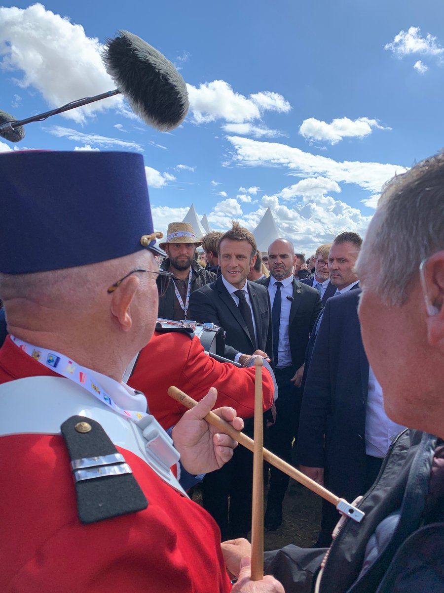 EmieLy_'s tweet photo. Et un Président, et une journaliste (pour une fois) accréditée Dans la mêlée 😎🤠✍🏻 📷 #presse #agriculture #macronie #Elysee #outarville #Loiret #President https://t.co/rtkzLbmmQX