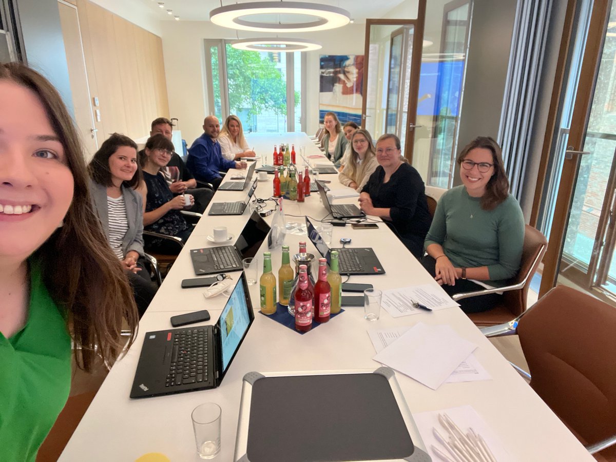 reframe_tech's tweet photo. What a week! Los gings mit dem Launch von @reframe_tech &amp; nun sind 2 volle Tage mit dem besten Team in Berlin zu Ende. Bonus: Besuch gehabt vom Improtheater &amp; 🦘! It's a wrap 🥳 https://t.co/MZCWrjM6bD