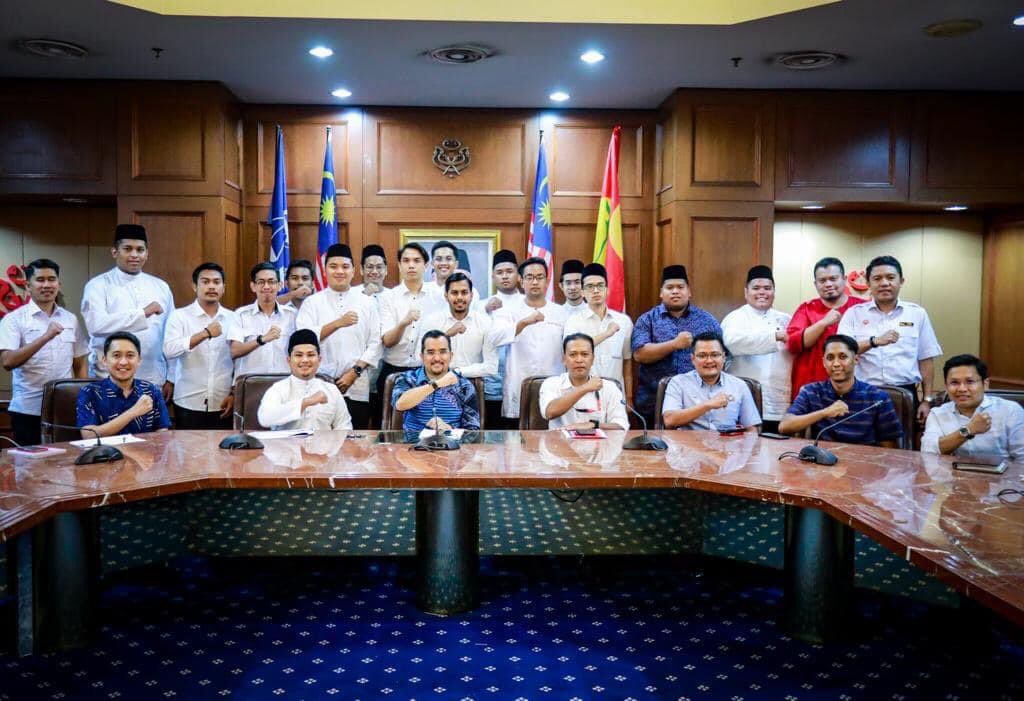 puteraumnomy's tweet photo. Perjumpaan Kepimpinan Pusat Putera UMNO Malaysia dan Ketua-Ketua Putera Negeri bersama Dato Dr Asyraf Wajdi Dusuki (KPUM) , Dato Hasmuni Setiausaha Pergerakan UMNO Malaysia, Barisan Exco Pergerakan UMNO Malaysia merangkap Ahli Lembaga Penasihat Sekretariat.. https://t.co/EHKZ9RieHs