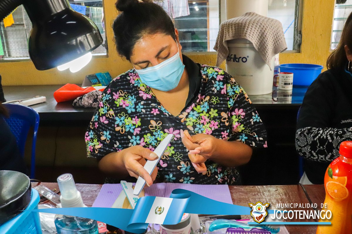 MJocotenango's tweet photo. 𝐂𝐎𝐍𝐓𝐈𝐍𝐔́𝐀 𝐄𝐋 𝐂𝐔𝐑𝐒𝐎 𝐃𝐄 𝐔𝐍̃𝐀𝐒 𝐀𝐂𝐑𝐈́𝐋𝐈𝐂𝐀𝐒.
La Municipalidad apoya la variedad de cursos que se imparten en la Dirección Municipal de la Mujer,  en el curso de uñas acrílicas aprendes diferentes estilos, colores y diseños para estar a la moda. https://t.co/HTtiDMg6EN