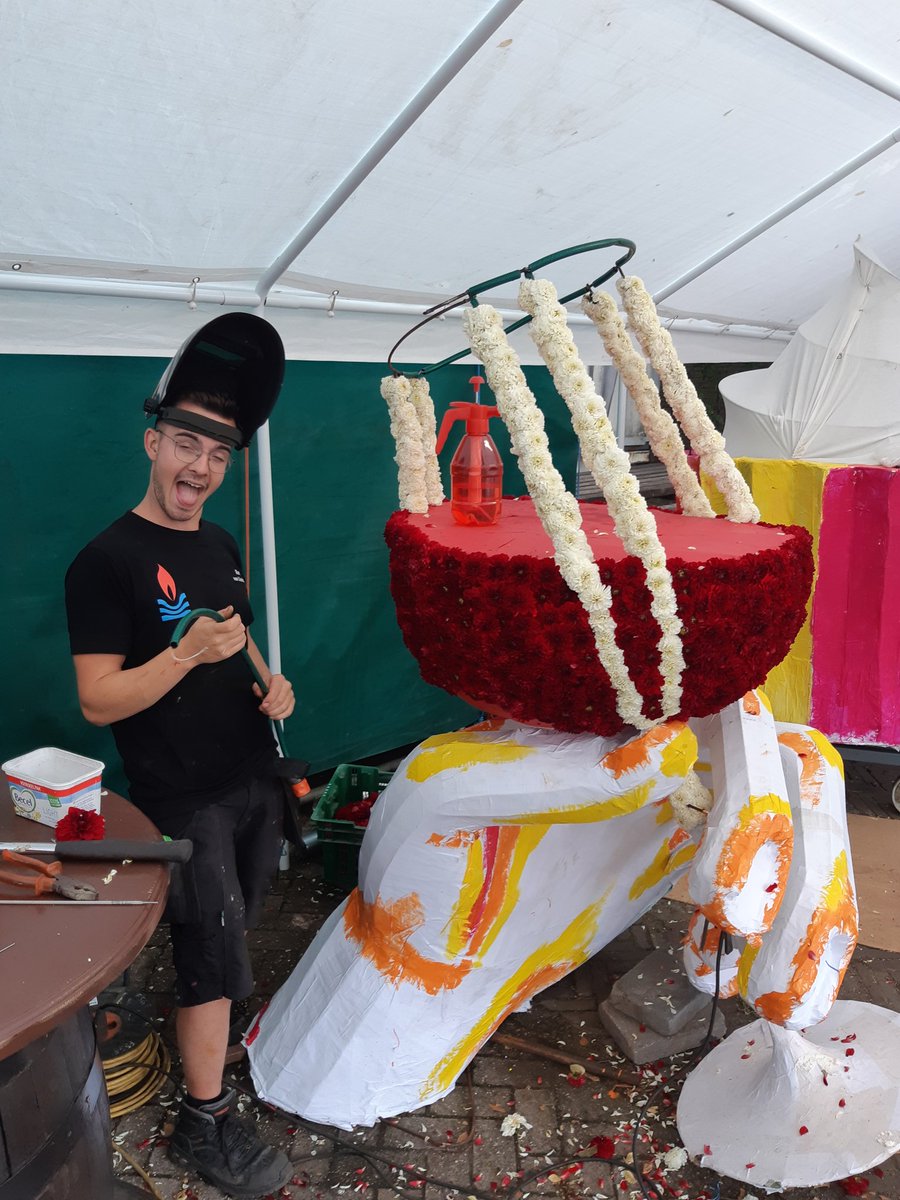 corsokompas's tweet photo. En we zijn los..bloemenprikken is gestart! https://t.co/XFvwuUSH26
