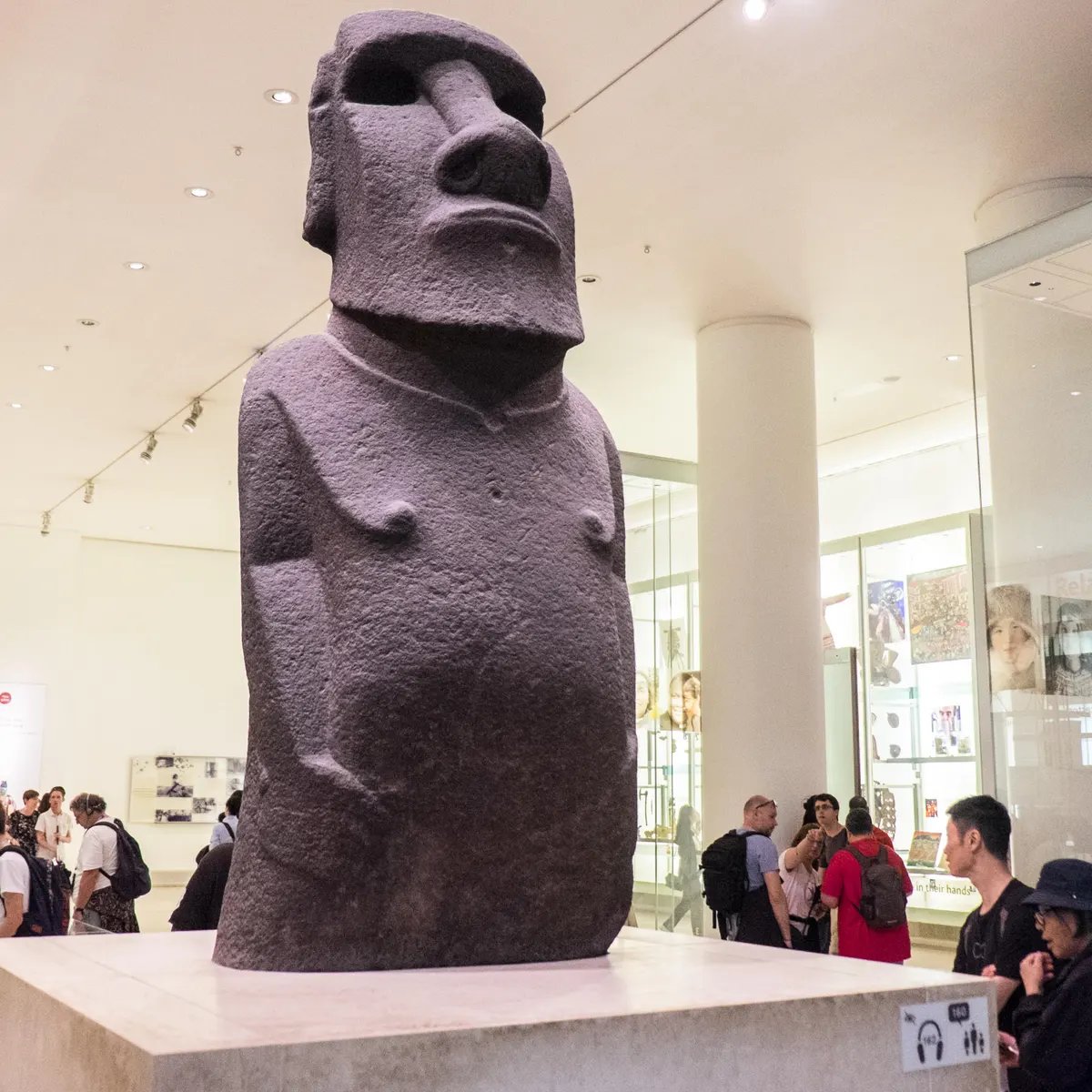 a veces se me olvida que los weones se ROBARON un moai y todavia lo tienen en el museo britanico como si nada???💀