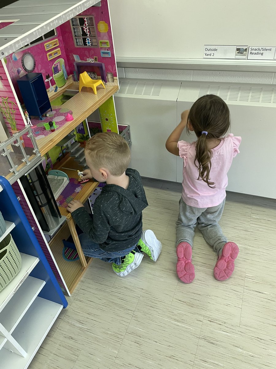 BeaubienLollar's tweet photo. We are enjoying our first week! Lots of exploring and friendship building happening #Kindergarten @Southview_LDSB https://t.co/olnpc4DDwe