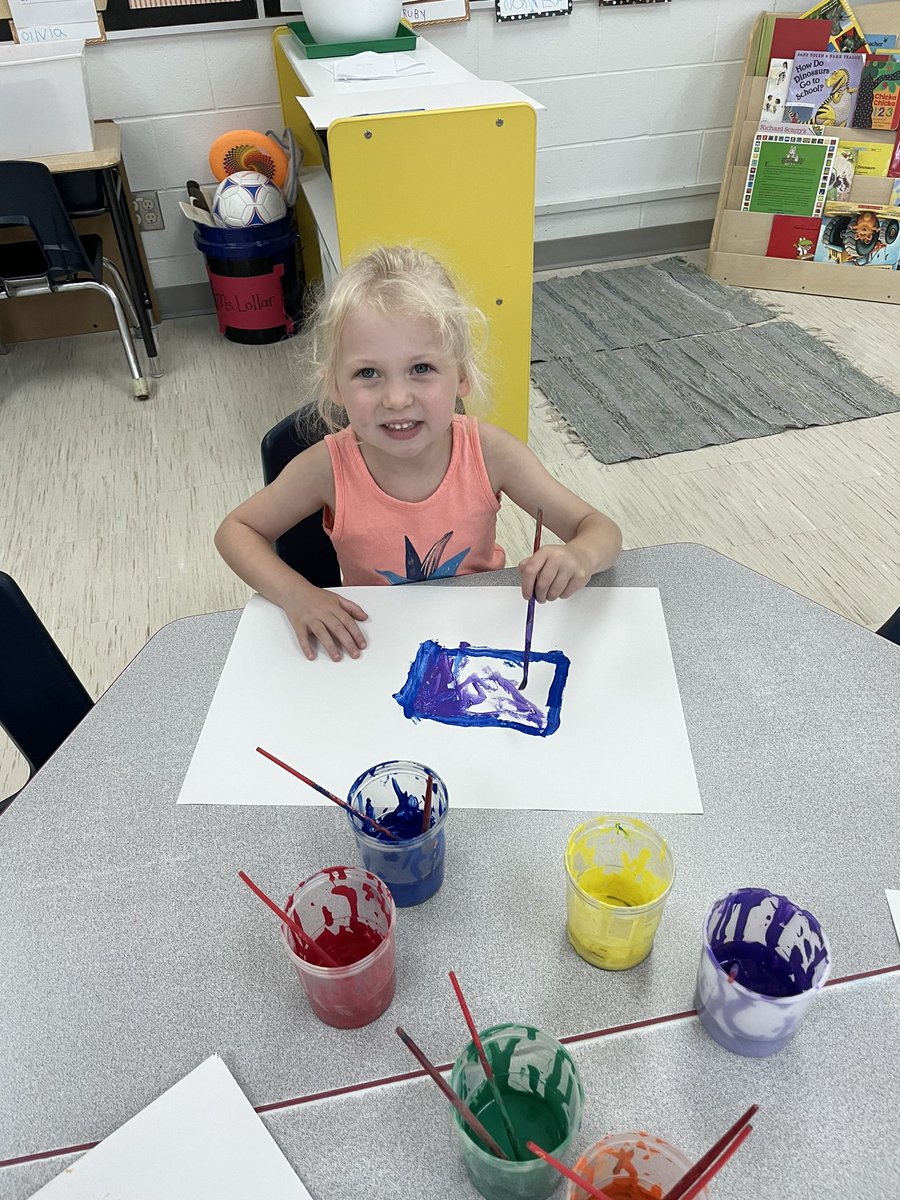 BeaubienLollar's tweet photo. We are enjoying our first week! Lots of exploring and friendship building happening #Kindergarten @Southview_LDSB https://t.co/olnpc4DDwe