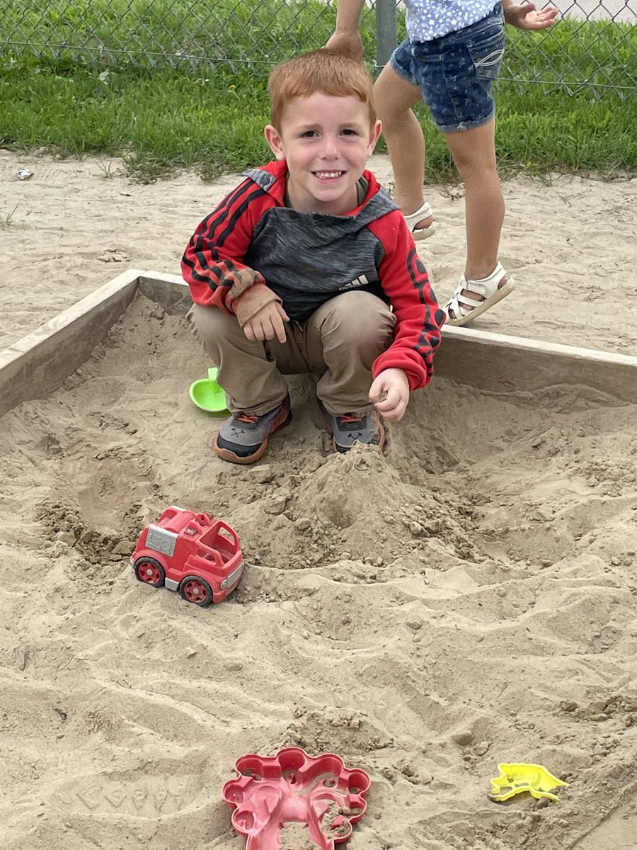 BeaubienLollar's tweet photo. We are enjoying our first week! Lots of exploring and friendship building happening #Kindergarten @Southview_LDSB https://t.co/olnpc4DDwe