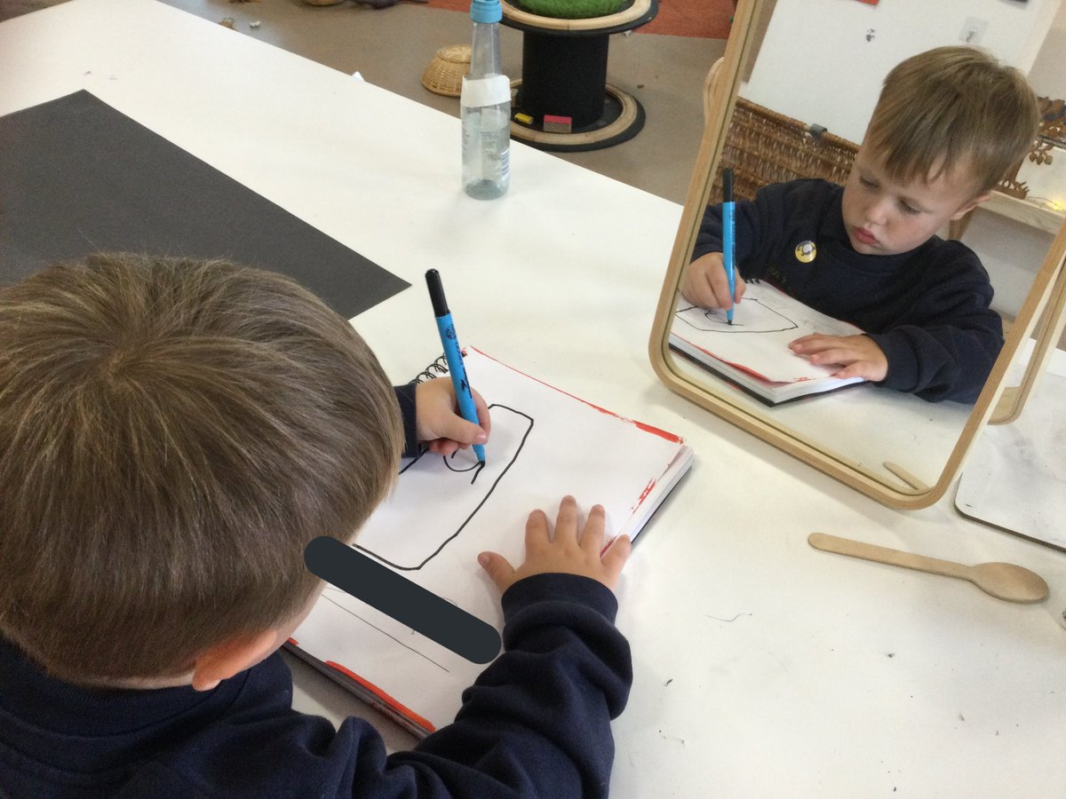 ysgolyddraig's tweet photo. #YYDHensol We looked carefully at our features on our face. We talked about them and drew a self portrait. #YYDCreativity https://t.co/8zvVNe7ga1
