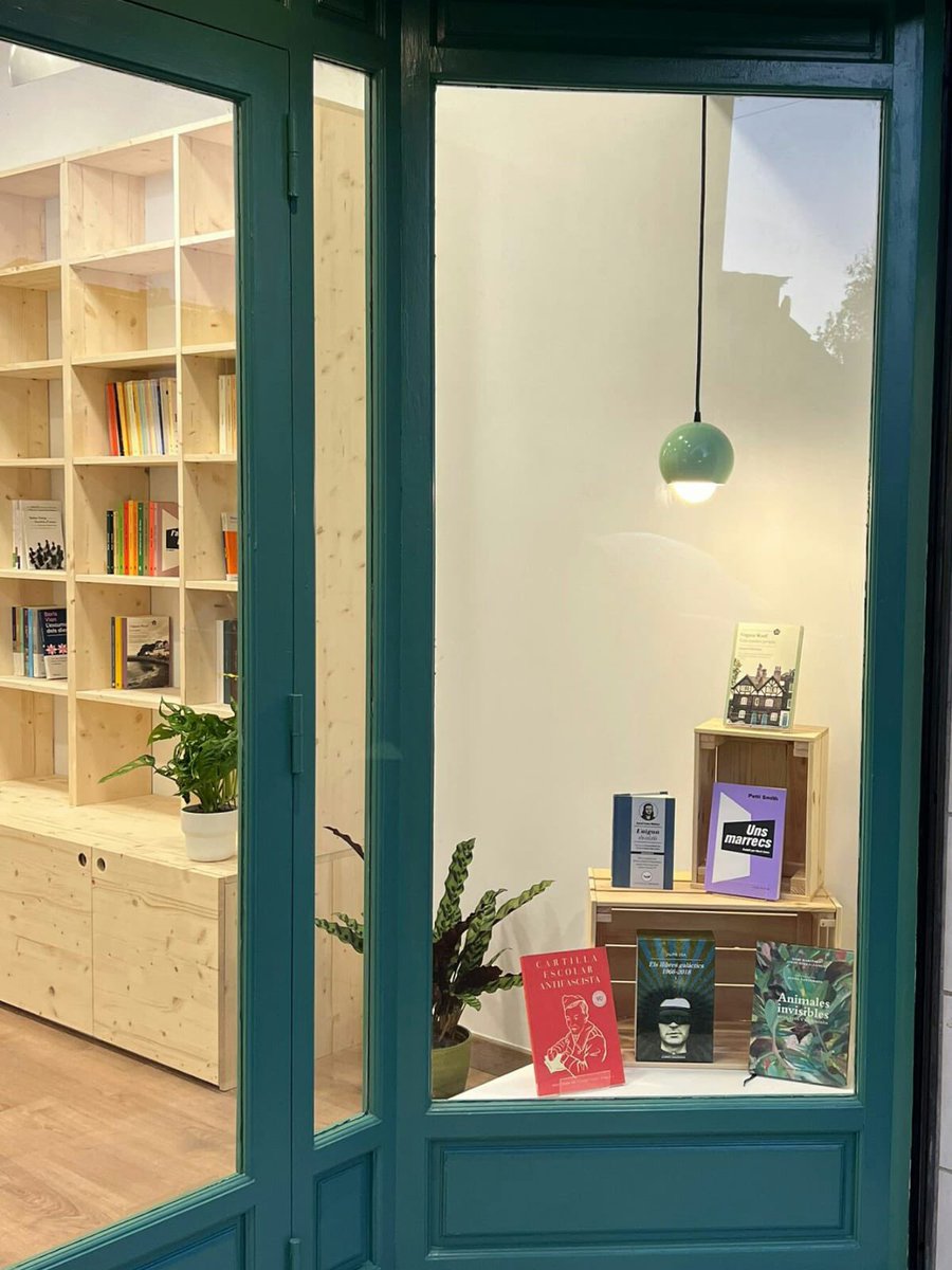 ElTelerLlibres's tweet photo. Us presentem El Teler Llibres. Un espai de cultura a #Esparreguera on es teixeixen històries i complicitats al voltant dels llibres. Us atreviu a creuar la porta verda? https://t.co/TIonAiUofD