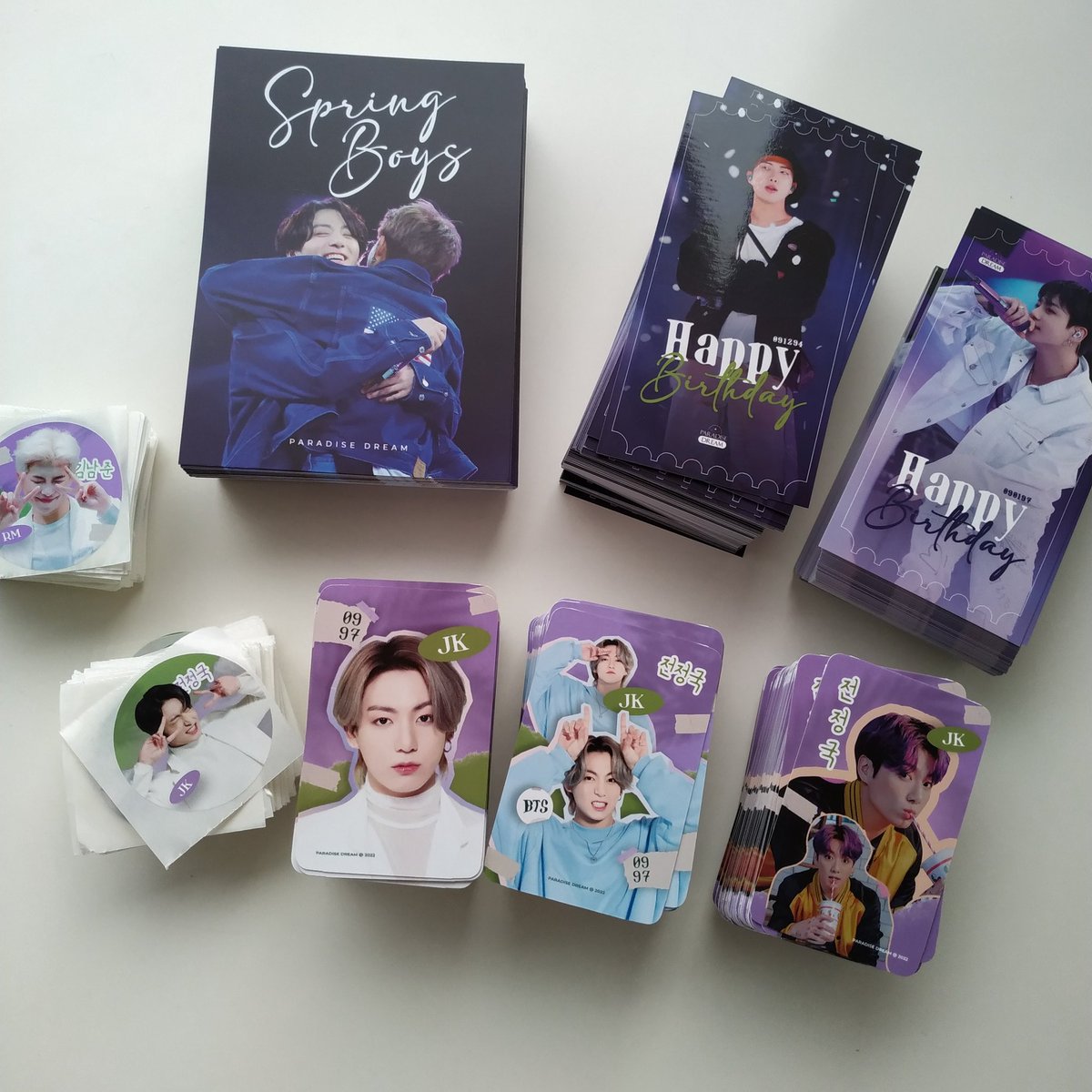 PARADISED1306's tweet image. Estamos a todo vapor preparando os kits  💜
Quem está ansiosa(o)?