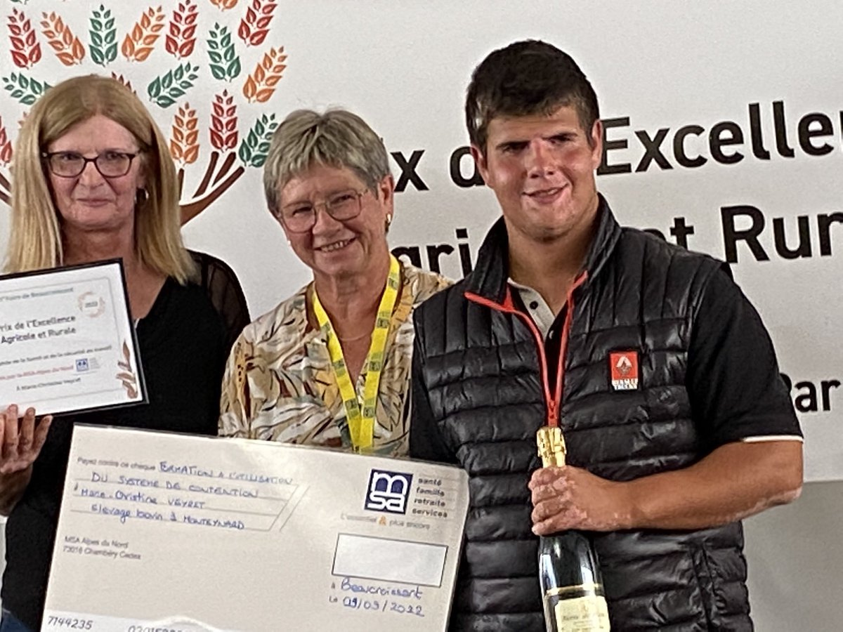 En direct de Beaucroissant remise du prix de l’excellence agricole et rurale ! Le prix santé et sécurité au travail remis  par Françoise Thévenas a Mme Veyret pour l’adaptation de son exploitation en matière de contention animale. #msa_adn #travaillerensecurite