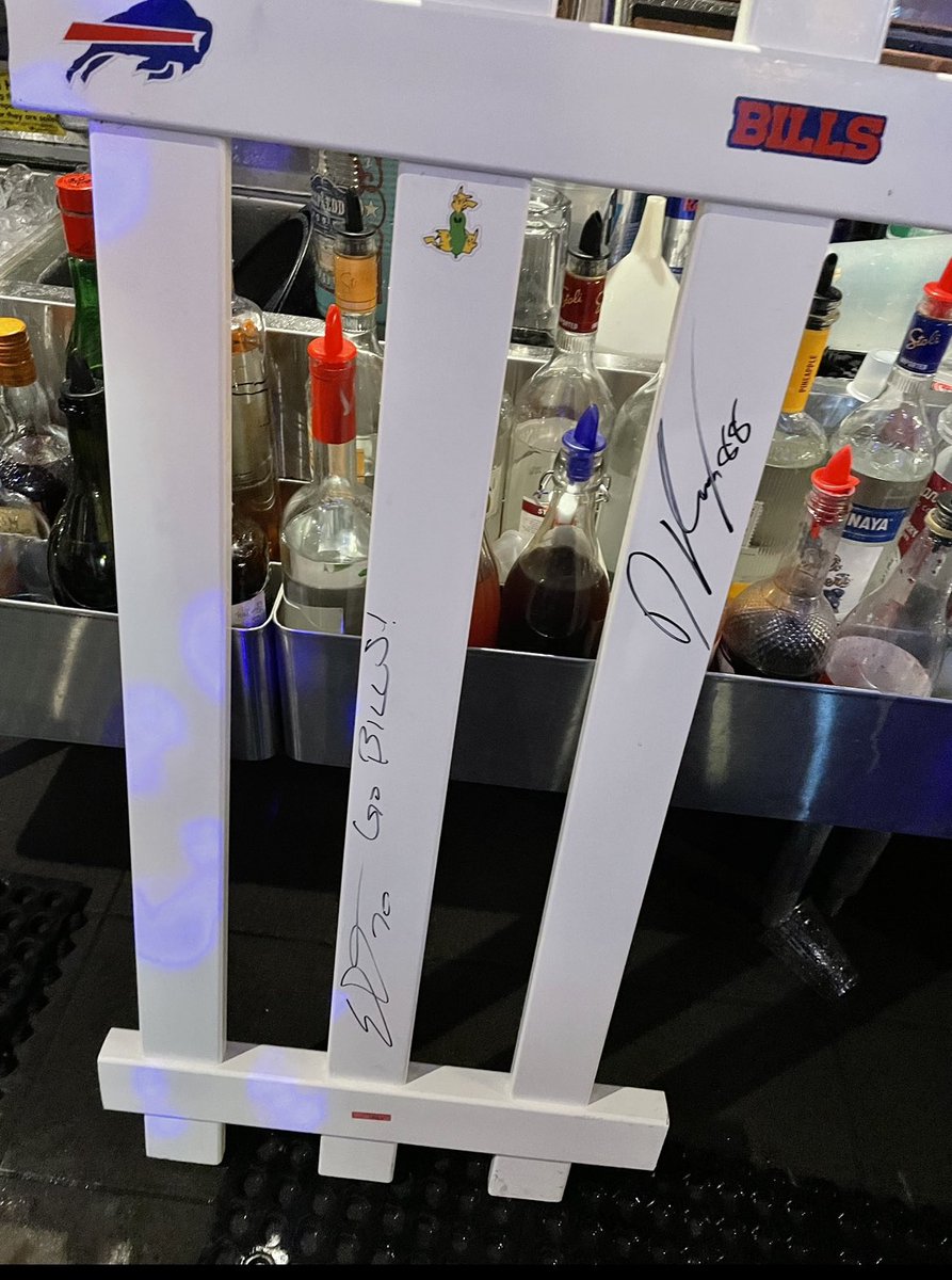 cezwolch's tweet image. 🚨MISSING FENCE🚨                     Anyone with any information will be handsomely rewarded. Was stolen from @RecRoomBuffalo last night