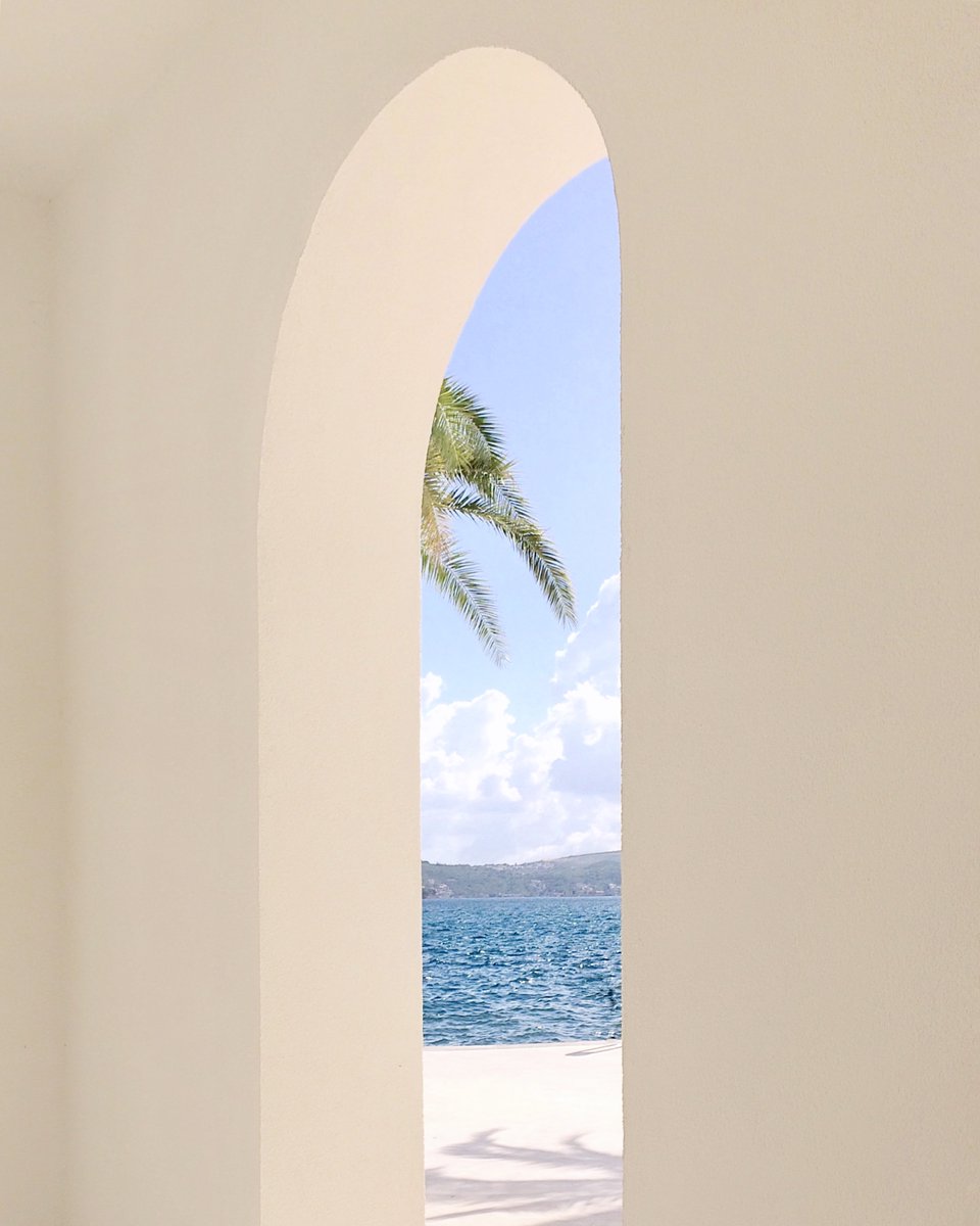 itsajora's tweet photo. Where are you planning on spending the last days of summer? Don't forget to pack your travel-friendly Ajora pillow mist wherever you go 🗺 and enjoy a comforting and invigorating scent that will help you to relax and wake up feeling refreshed. https://t.co/Ty8OR6M6jk