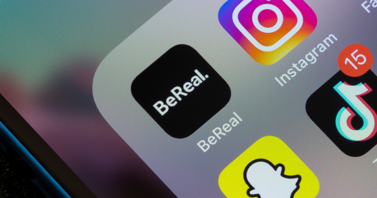 Uno degli ultimi trend social è BeReal, che vuole essere una provocazione verso tutte le altre piattaforme che fanno del photo editing il proprio punto di forza e che si basa su naturalezza, spontaneità e immediatezza. 

Scopri di più: bit.ly/3xdCEgV