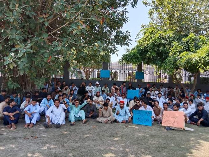 NomanSherpsf's tweet photo. 2nd day Gomal university student protest for their basic rights.Administration lodges FIRs, banned students entering to hostels and cancel several students admission, imposed fine. We never accept anti students policy. 
#PSFPakhtunkhwa 
#Savegomaluniversity https://t.co/QIKZ0oTRfa
