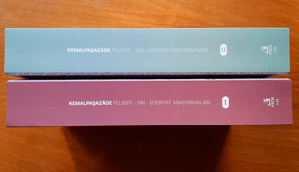 Tokatlı âlim Şeyhülislam Kemalpaşazâde üzerine yapılan araştırmaları iki cilt kitap halinde basarak yayınladık. Bunlar, daha önce “Uluslararası Kemalpaşazâde (İbn Kemal) Sempozyumu Bildirileri” adıyla paylaştığımız metinlerden farklı. Kitap linklerini ekteki tweette paylaşıyorum.