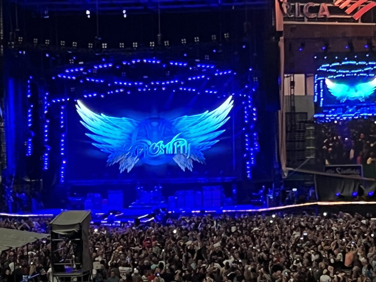 janman85's tweet photo. Best show, best night ever!!!well worth the wait!! Thank @Areosmith https://t.co/2navXUaMC5