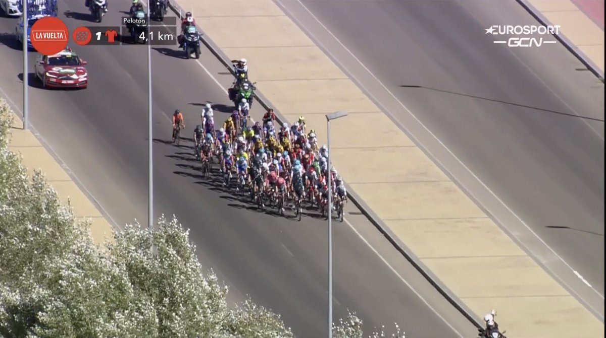 DansLaMusette's tweet photo. On ne dirait pas comme ça, mais cette petite boule amorphe est à 4 kilomètres de l'arrivée. #LaVuelta22 https://t.co/09Po3mVbqT