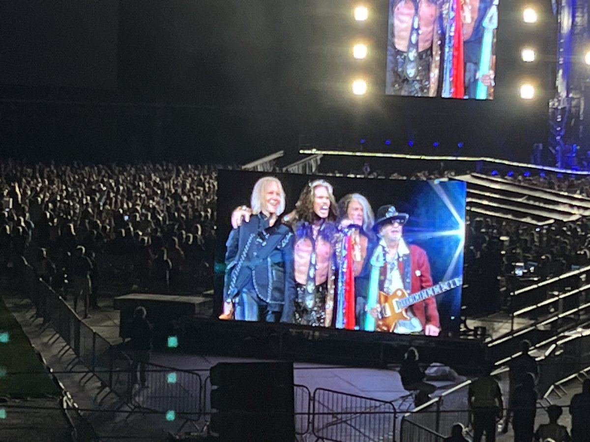 janman85's tweet photo. Best show, best night ever!!!well worth the wait!! Thank @Areosmith https://t.co/2navXUaMC5