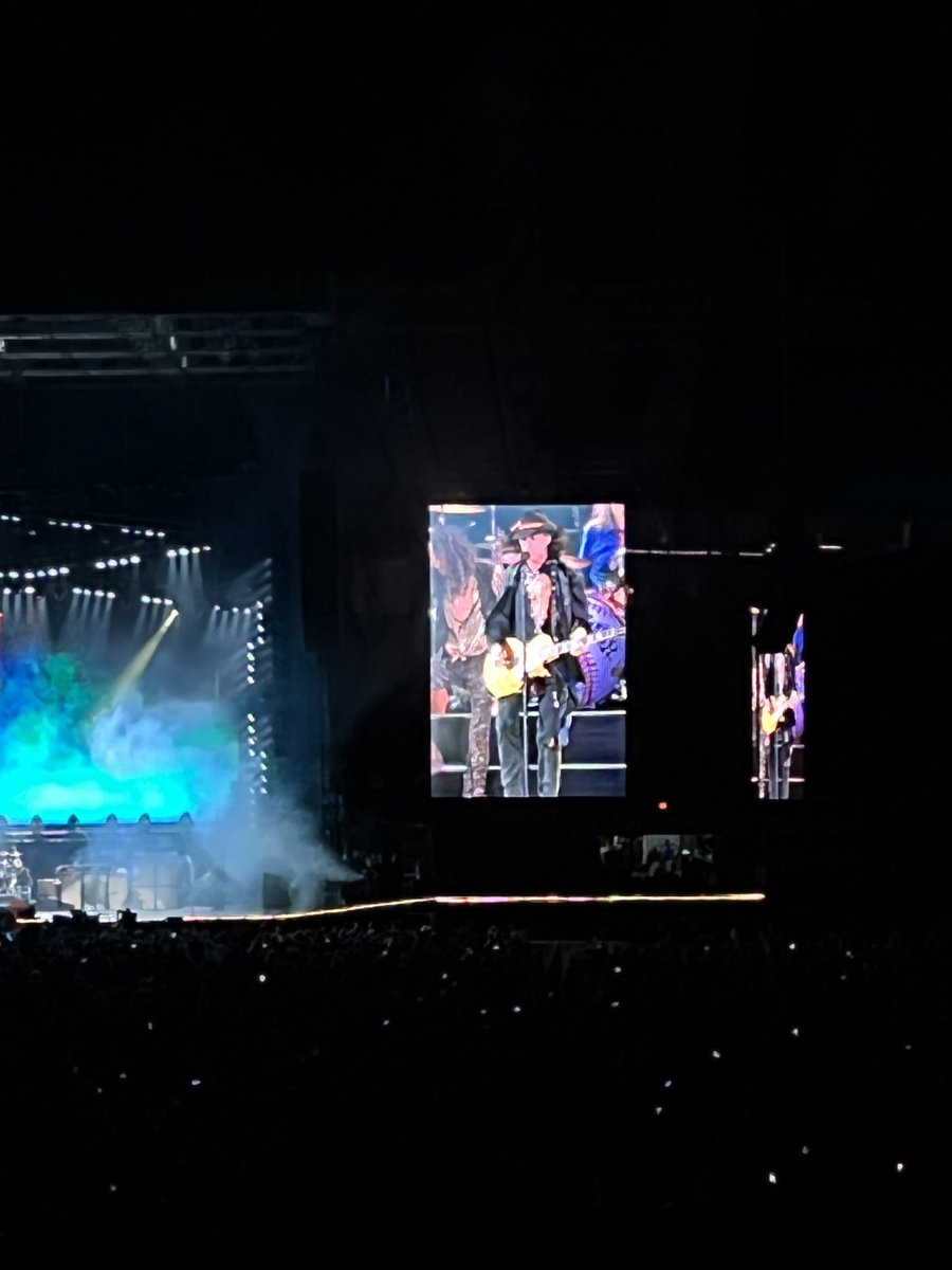 janman85's tweet photo. Best show, best night ever!!!well worth the wait!! Thank @Areosmith https://t.co/2navXUaMC5