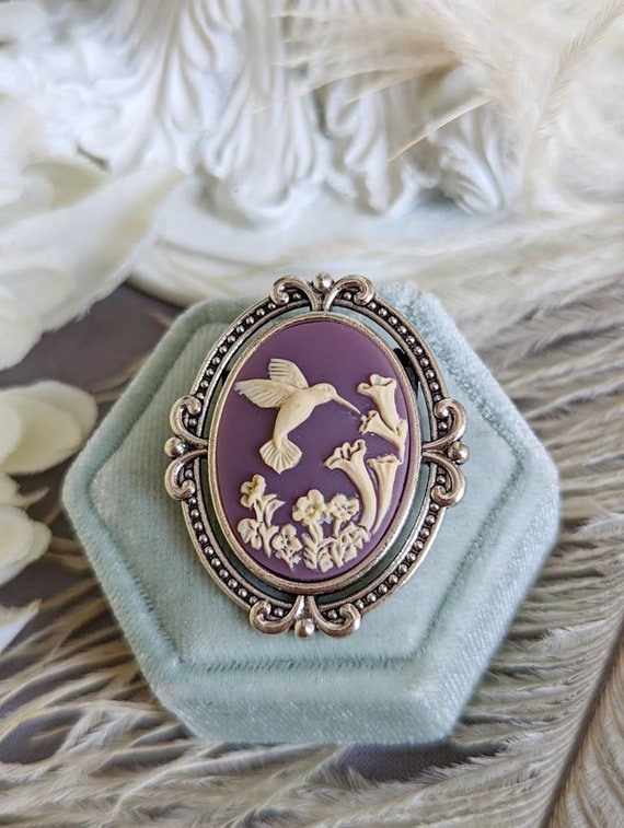 PapillionEra's tweet photo. Purple Hummingbird brooch, Hummingbird pin, https://t.co/B0SlgRUFOm #hummingbirdbrooch #hummingbirdpin #naturelover #avianjewelry #birdpin @etsymktgtool https://t.co/pjnnxCd3AM