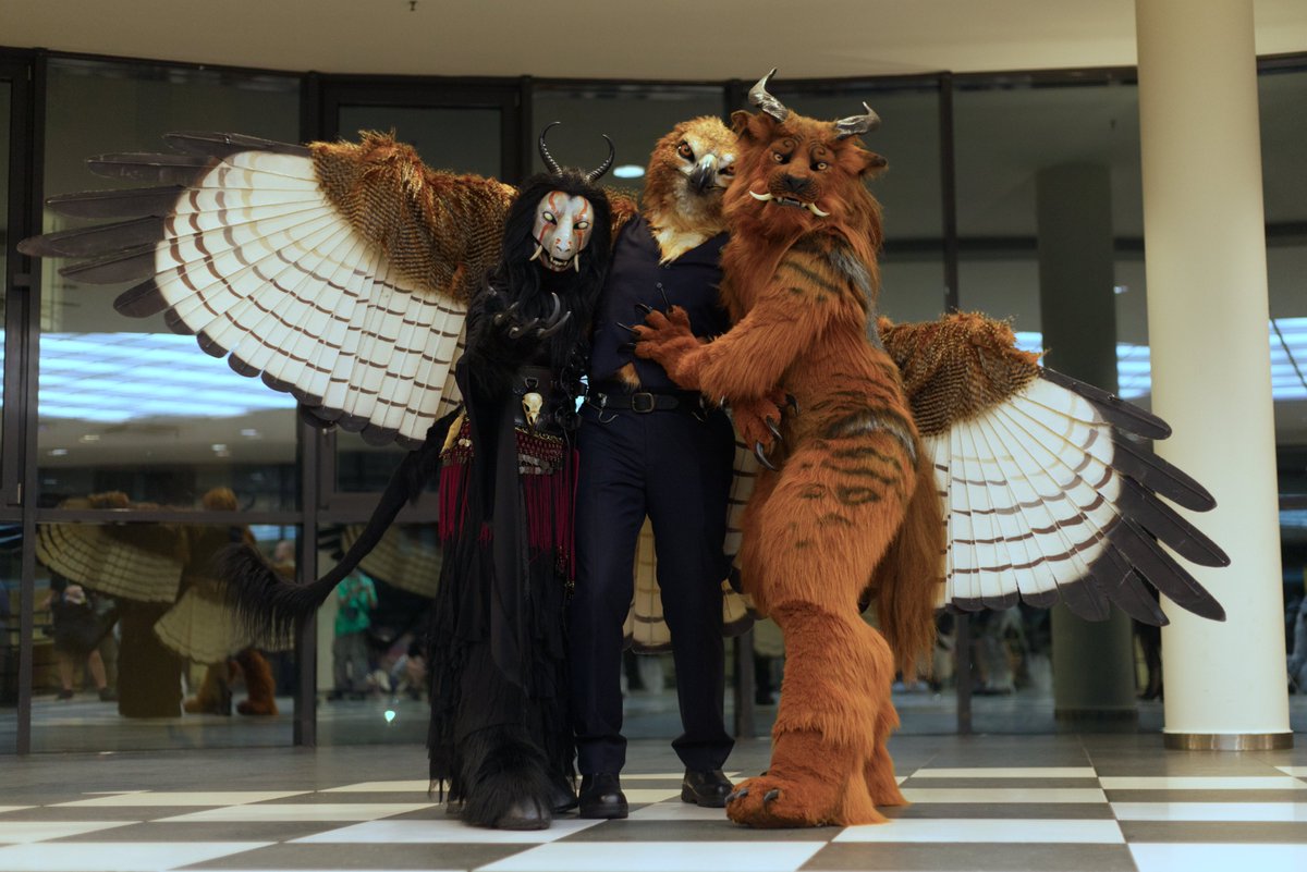 Hanging out with <a href="/TV_thari/">𓄿 ☽ • TV_thari • ☾ 𓄿</a> and <a href="/Shangfudog/">Shangfu</a> at #Eurofurence , secretly trying to absorb some of their mad dancing skills!

#FursuitFriday 
🦊 by <a href="/clckwrkcreature/">Clockwork Creature</a> 
📸 by <a href="/IrisO_x/">Gewoon crimineel</a>
