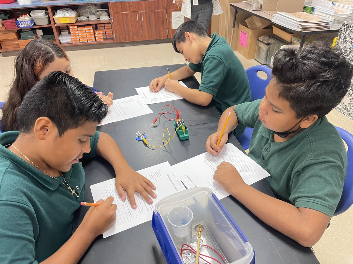 rachelriles's tweet photo. 5th grade “scientists” making predictions on electrical conductivity…what will happen to the light bulb? #ScienceInquiry @MajorElementary #MajorAllstars https://t.co/Y7QxjCmTyt