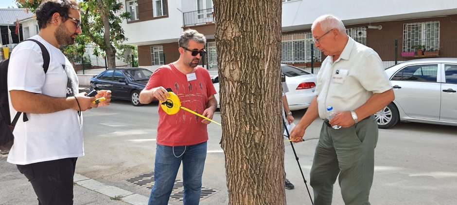 bahcelidernek's tweet photo. İkinci bölümde ise Emek Mahallesi 28. Cadde’de ağaçların konum, durum ve fiziksel özelliklerinin kayıt altına alındığı saha çalışması yapıldı. Katkıları için @KirsalCevre 'ye teşekkür ediyoruz. https://t.co/weLrLS4yeq