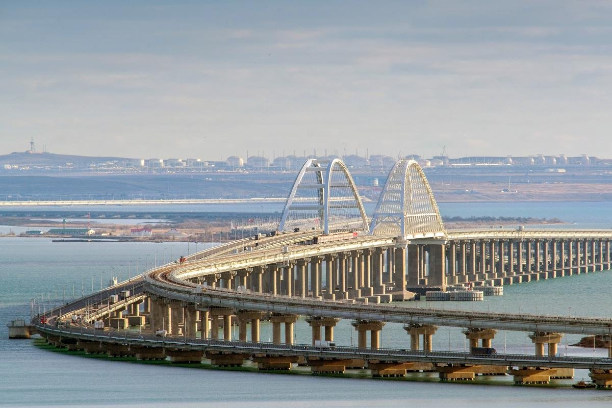 Urgent ! Pont à vendre pour cause de déménagement imminent ! 

Très bon état, peu servi.
Peut faire circuler voitures, trains et matériel d'opération militaire spéciale dans les deux sens !

Petit défaut : conception russe

A saisir !