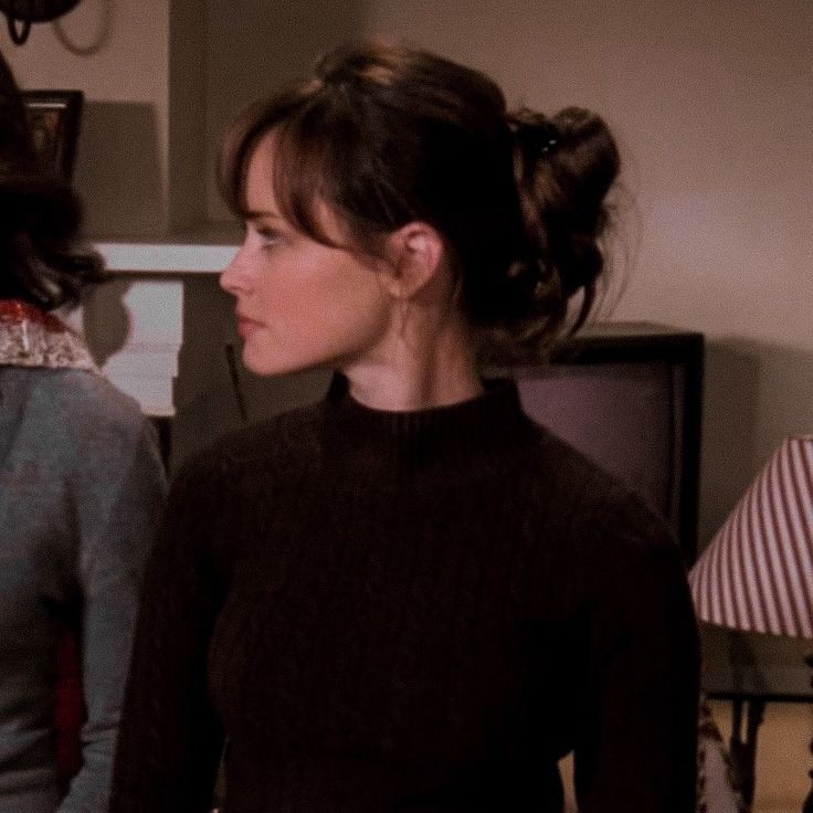 ukiyo8809's tweet photo. this rory gilmore hairstyle <3 https://t.co/ShmRPiLpvb