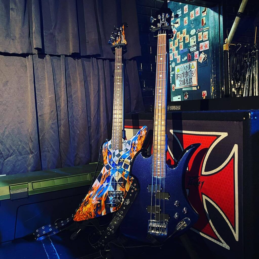 YOU_official's tweet photo. BURNY EXB-Custom &amp; MB-Custom Maziora
#fernandesguitars #burny #explorerbass #mockingbirdbass #bass #peavey #bassamp #customenclosures https://t.co/gJ34UpCvxI