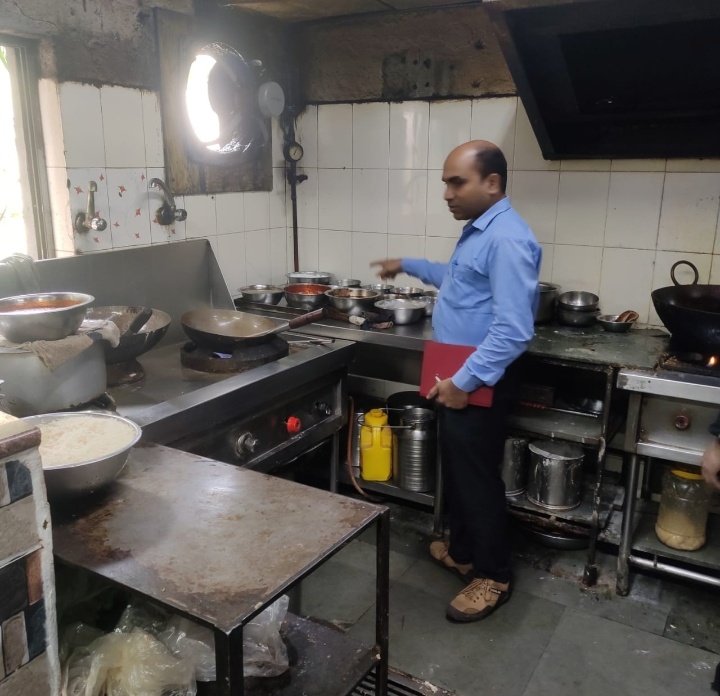 DCEastSinghbhum's tweet photo. खाद्य सुरक्षा पदाधिकारी के द्वारा शहर के विभिन्न रेस्टोरेन्ट एवं खाद्य दुकानों में जांच अभियान चलाया गया। बिना FSSAI लाइसेंस / रजिस्ट्रेशन के रेस्टोरेंट संचालन नहीं करने, मिष्ठान बिक्री करने वाले दुकानदारों को अपने डिस्प्ले में मिठाई का विनिर्माण तिथि तथा अंतिम उपयोग https://t.co/wPkfE4Rmb0