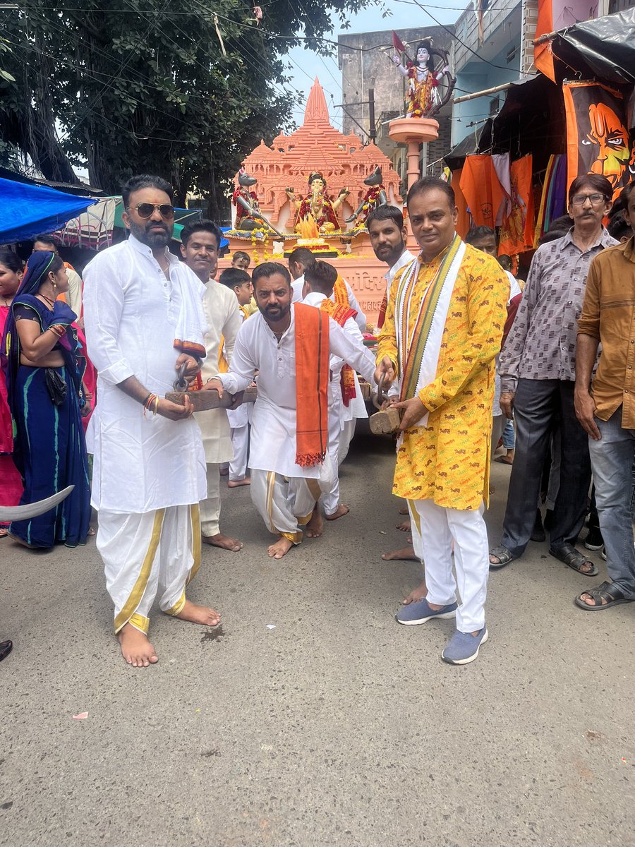 teli_natwar's tweet photo. "गणपति बप्पा मोरिया, अगले बरस तू जल्दी आ" https://t.co/Vvn7idtE6p