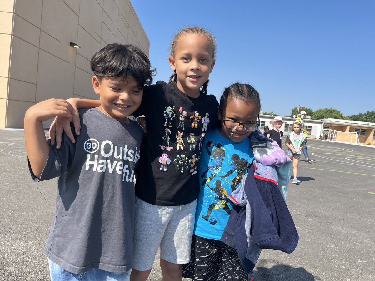jonaleesearcey's tweet photo. These @BRES_Bears are loving our new playground! #backtothecliff #youbelonghere https://t.co/lLqvyuH4Sn