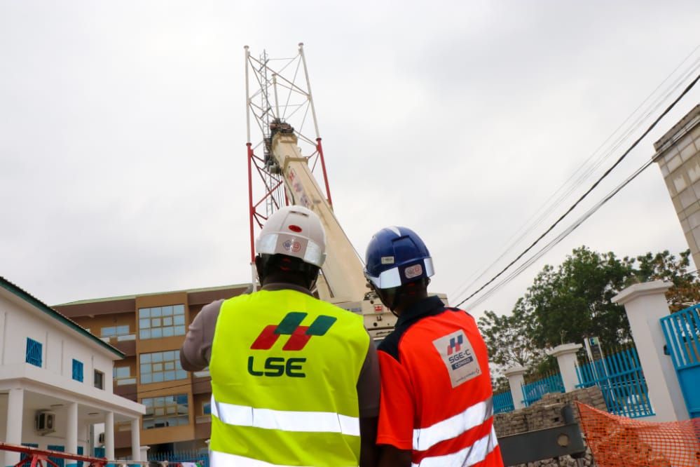date_africa's tweet photo. 🇨🇬 Congo : Montage d’une antenne de 50 m de haut à Brazzaville !
Dans le cadre du Projet d’Extension en zones Périphériques et de renforcement du Service d’eau potable à Brazzaville (PEPS), nos filiales SGE-C Congo et L.S.E ont mis en place un réseau de télégestion.
#utdacongo https://t.co/dj7VFCqaje