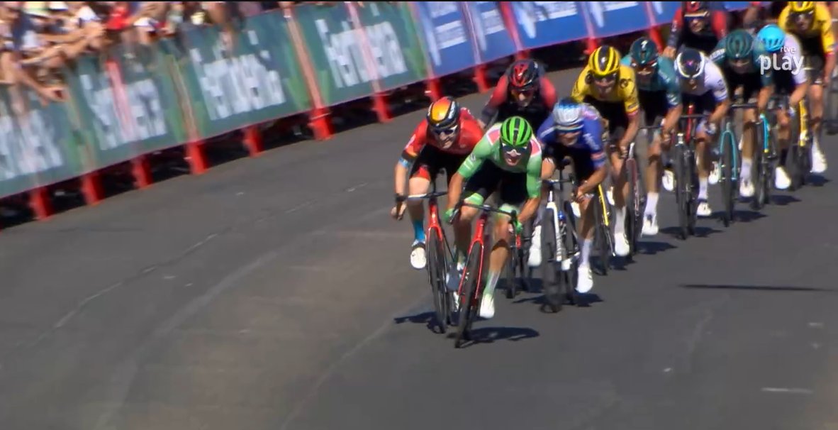 juanfdelacruz's tweet photo. #LaVuelta22.  Victoria para Mads Pedersen (Trek) en 
Talavera de la Reina. Segunda @lavuelta seguida con al menos tres victorias de etapa danesas. Remco 
Evenepoel, sin problemas, otro día más de rojo. 
 #LaVuelta #ciclismo #cycling #cyclisme https://t.co/khcCd1nOm9
