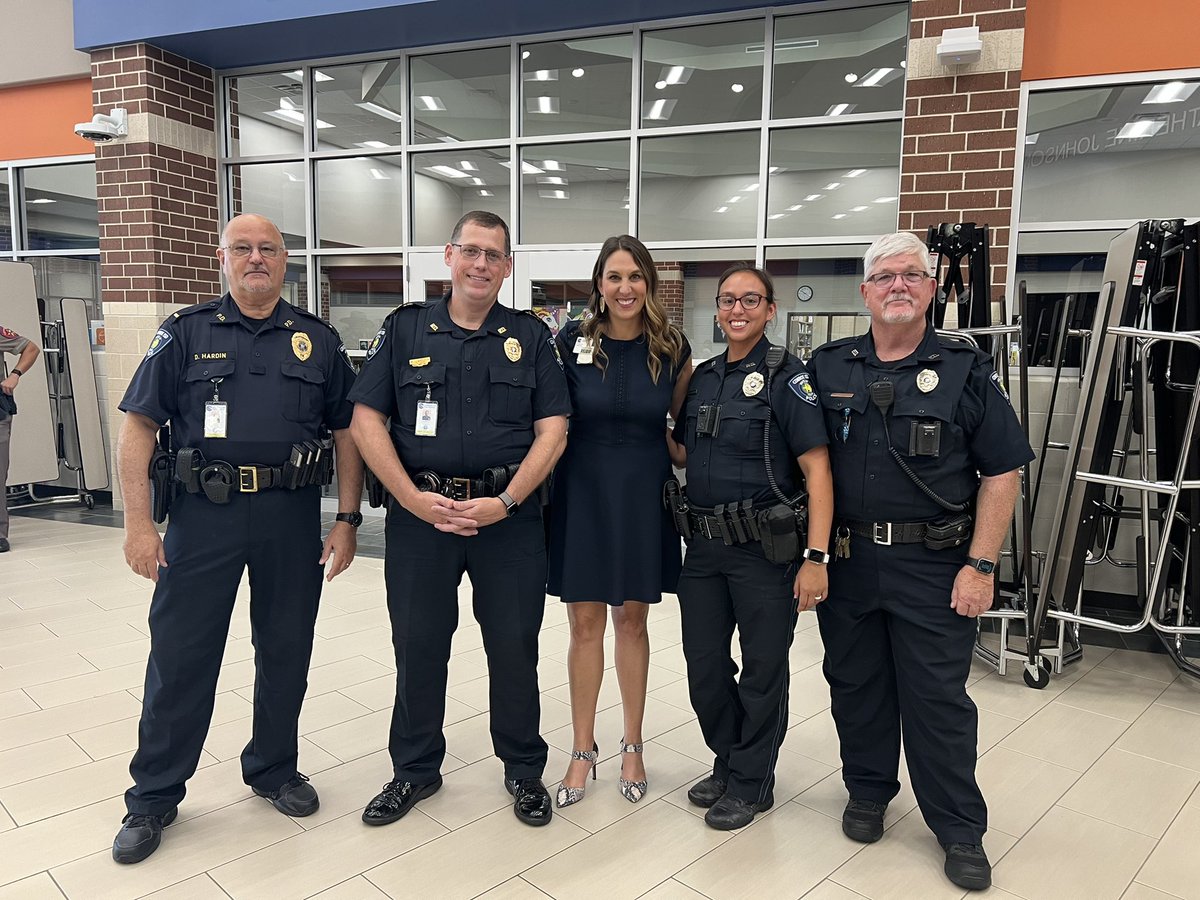 techtrisha's tweet photo. First Responders’ Day from @ClarkCISD! #ClarkConnects @linardoin @CISDPolice https://t.co/xUAWXILvzn